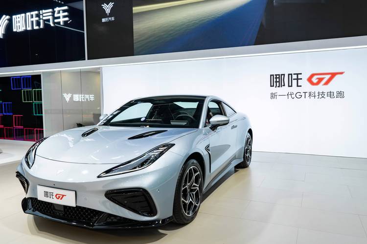 成都230哪吒汽车在智能汽车领域的表现，领途汽车在新能源汽车市场中的影响力